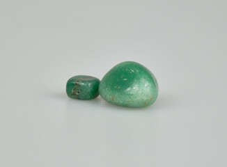 Piedra verde jade en fondo blanco recurso gráfico en presentaciones