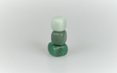 Piedras verde jade en fondo blanco recurso gráfico en presentaciones, en forma de dado apilados