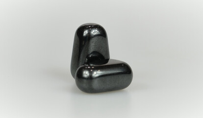 Piedra negra en fondo blanco recurso gráfico en presentaciones