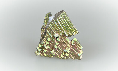 Piedra dorada cristal en fondo blanco recurso gráfico en presentaciones