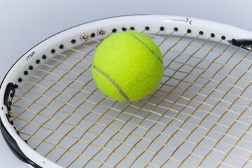 pelota y raqueta de tenis