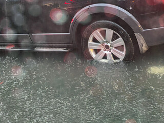 여름 장마철, 물에 잠긴 자동차 바퀴
