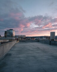 Fototapeta premium Rooftop view at dusk with wide sky and soft ambient tones