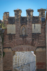 Virgen con el Niño (Acueducto de Segovia, España)