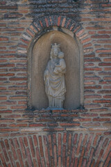 Virgen con el Niño (Acueducto de Segovia, España)
