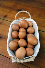oeufs rangés dans le panier