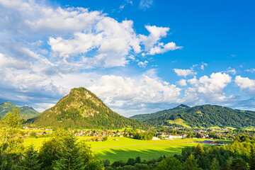 Blick über Pfronten auf den Kienberg und Edelsberg