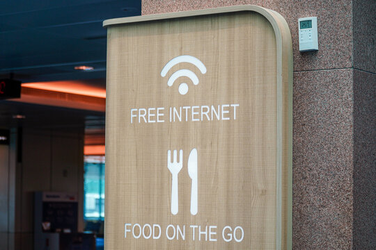 Conveniently located, this eatery provides complimentary internet and prompt service for patrons needing food on the move, ensuring connectivity and quick bites for a seamless experience.