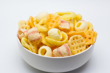 Bol de aperitivos variado a base de cereales fritos con fondo blanco