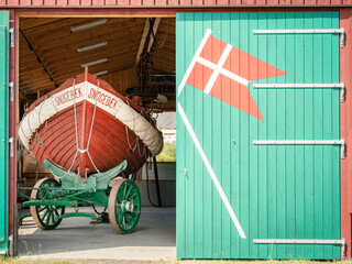 Einblick in einen Holzschuppen am Hafen von Snogebæk, eine Tür ist geöffnet und es ist ein altes...