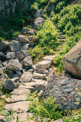 Teilansicht von Røverborgen, der Festung auf den Klippen von Gudhjem, vertikal    