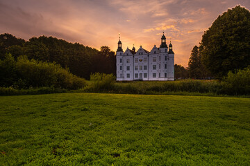 Obraz premium The great Ahrensburg Castle at a great sunset.