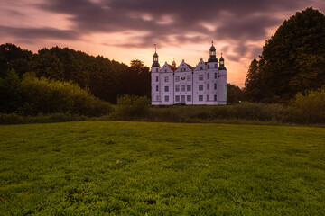 Obraz premium The great Ahrensburg Castle at a great sunset.
