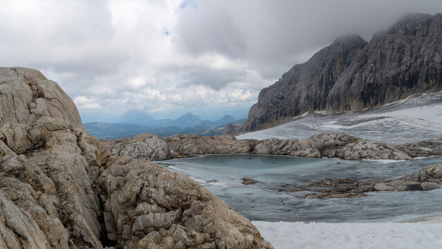 Ein Gletschersee am Berg Dachstein in den Alpen in &Ouml;sterreich