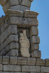 Virgen con el Niño (Acueducto de Segovia, España)