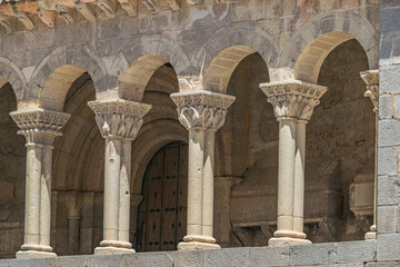 Arcos románicos de la iglesia de San Martín (Segovia, España)