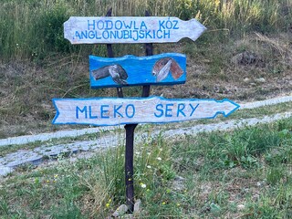Tablica, drogowskaz informacyjny ser kozi  © Maciej G. Szling