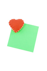 Post-it verde con spazio  per testo e cure in feltro rosso isolati su sfondo bianco o trasparente