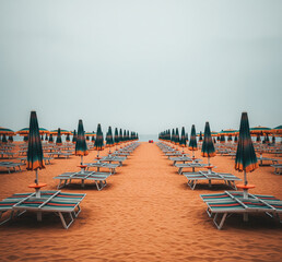 Fin des vacances sur une plage avec des transats vides