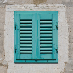 Fenster mit Fensterladen in der historischen Altstadt von Rovinj in Kroatien