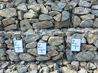 Ogrodzenie z tablicami informacyjnym  © Maciej G. Szling