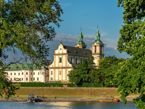 Krak&oacute;w: Kości&oacute;ł na Skałce w pogodny letni dzień z niebieskim niebem z chmurami