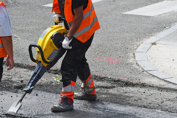 Ouvrier sur un chantier  routier