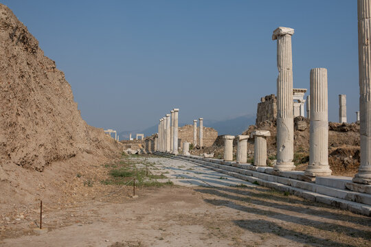 Exploring the Ruins of Laodikeia, an Ancient Town With Historic Columns and Remnants Under a Clear Blue Sky
