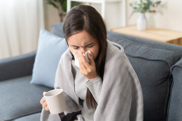 Women have the flu and a runny nose, and feel sick and cold.