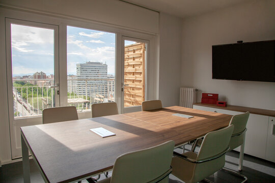 Oficina en piso alto con vistas a los edificios de Madrid desde grandes ventanales