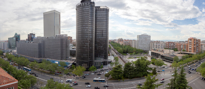 Oficina en piso alto con vistas a los edificios de Madrid desde grandes ventanales