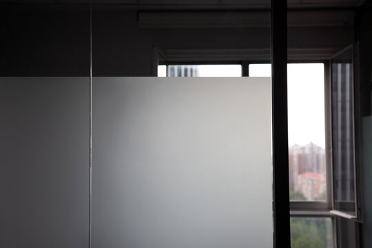 Oficina en piso alto con vistas a los edificios de Madrid desde grandes ventanales