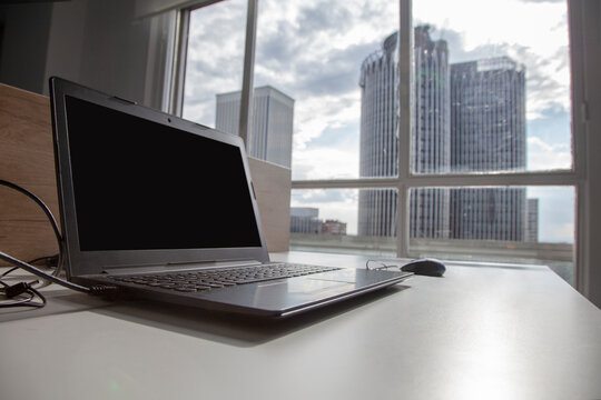 Oficina en piso alto con vistas a los edificios de Madrid desde grandes ventanales