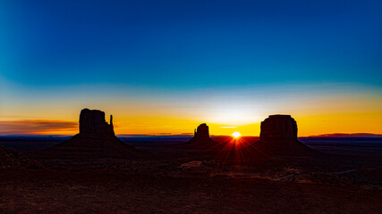 Sonnenaufgang im Monument Valley