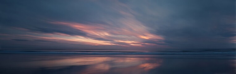 Obraz premium Dramatic Ocean Sunset with Reflective Beach and Textured Cloud Formations