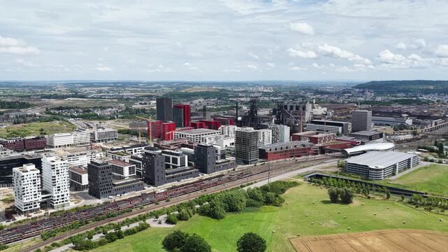 Le quartier d'Esch Belval au Luxembourg, un quartier d'affaires, un centre commercial et une universit&eacute; construits autour des anciens hauts fourneaux de la sid&eacute;rurgie.