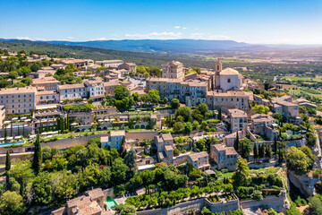 Fototapeta premium View on Gordes, a small typical town in Provence, France. Discover the stunning hilltop village of Gordes in Provence on a sunny day. Ancient hilltop village of Gordes, Provence, France.