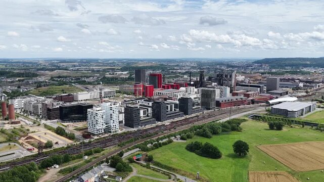 Le quartier d'Esch Belval au Luxembourg, un quartier d'affaires, un centre commercial et une universit&eacute; construits autour des anciens hauts fourneaux de la sid&eacute;rurgie.