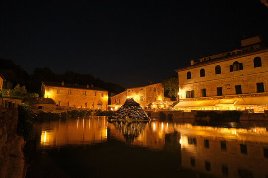Atmosfera Notturna tra Acqua e Pietra a Bagno Vignoni.