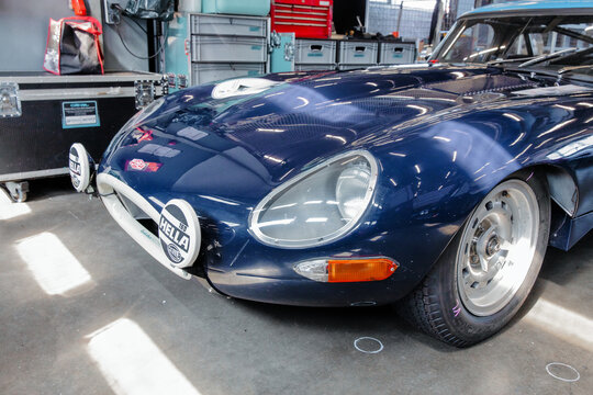 Jaguar E Type Rennwagen in einer Werkstatt in der Boxengasse bei den N&uuml;rburgring Classics 2025, Adenau, Deutschland, 13.06.2025