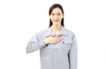 胸に手をあてる作業服の女性　エンジニア　誠実　お任せください