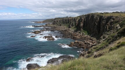 Obraz premium Coastal Cliffs and Ocean Waves on a Cloudy Day