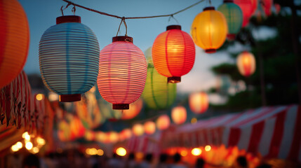 夜空に輝く色とりどりの提灯と日本の祭り