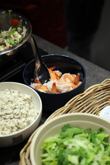 ingredientes como gambas y vegetales para cocinar en cuencos en la cocina de un restaurante