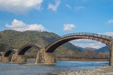日本の山口県岩国市にある錦帯橋と青空