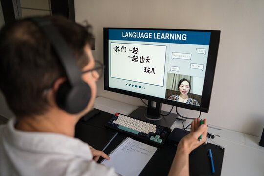 Man learning Mandarin online at home