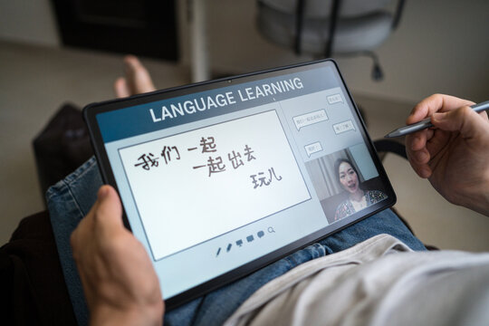 Man learning mandarin online from home setting