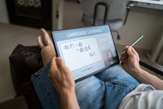 Online mandarin learning session at home