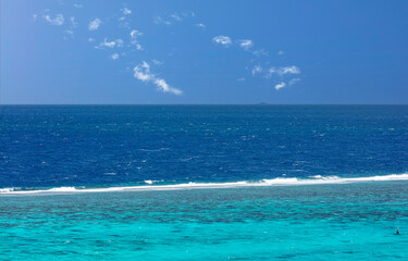 océan pacifique et lagon bleu turquoise en Polynésie
