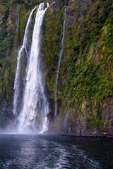 Obraz premium Majestic Waterfall in Lush Greenery